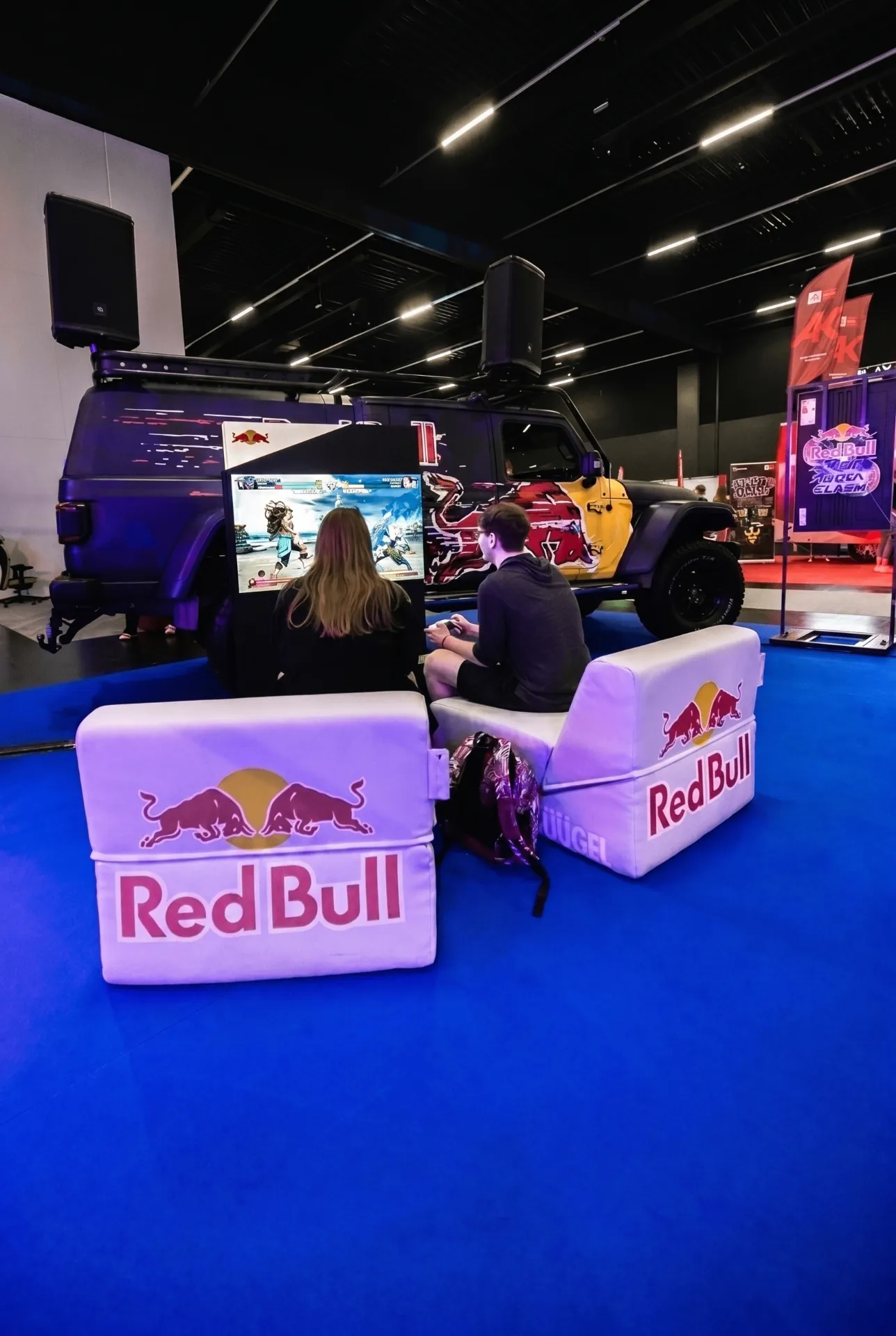Red Bull x Moonstuff Couches mit Red Bull Branding.