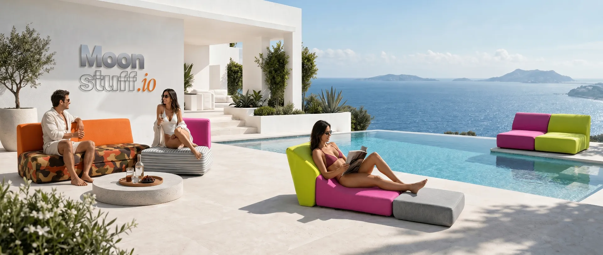 Moonstuff.io Outdoor-Lounge an einer Villa mit Pool und Meerblick.